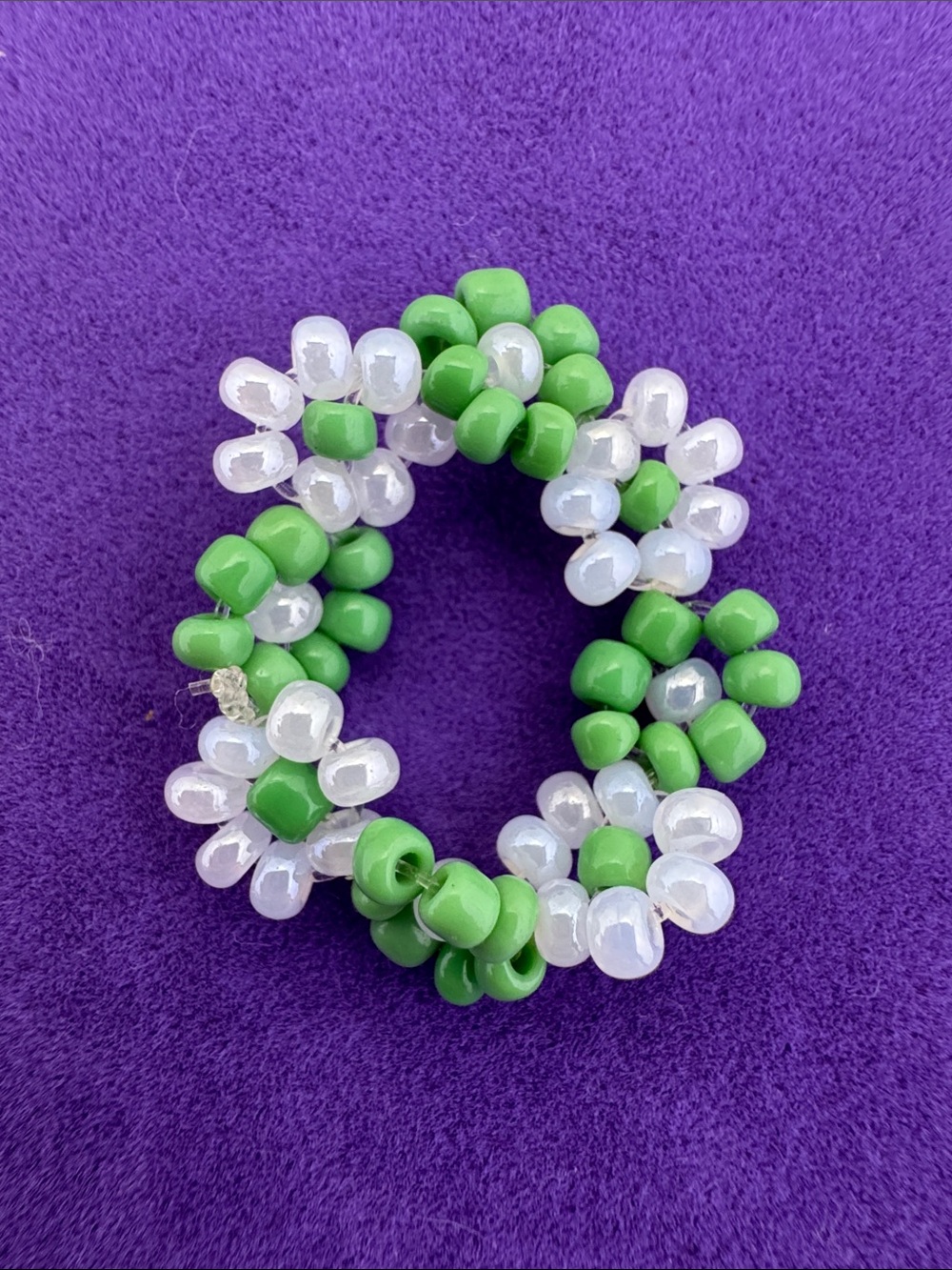 💛 Handmade Y2K Green & White Beaded Flower Ring | Flower Power - Picture 2 of 4